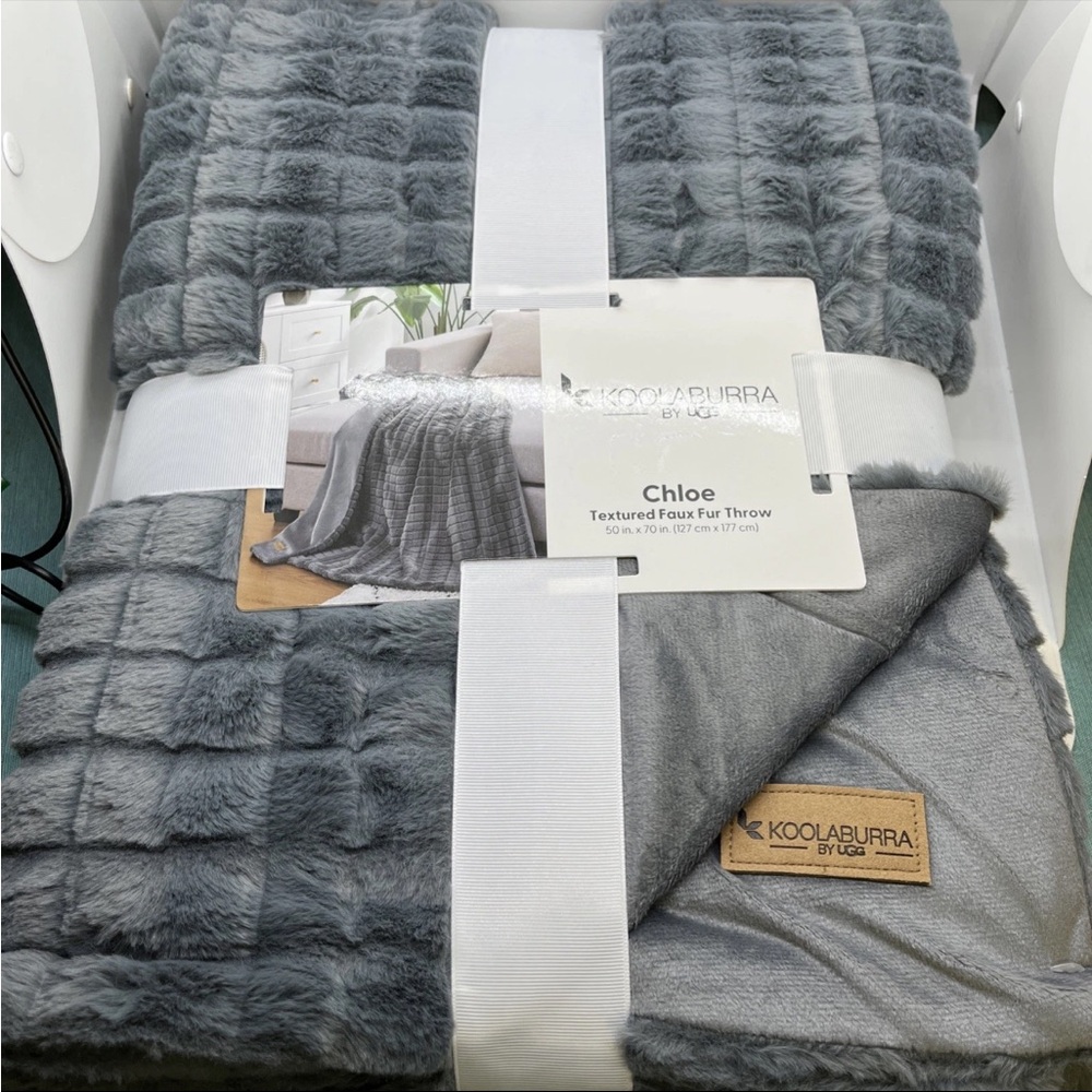 Koolaburra by Ugg super soft Chloe Textured Faux Fur Throw in Gray